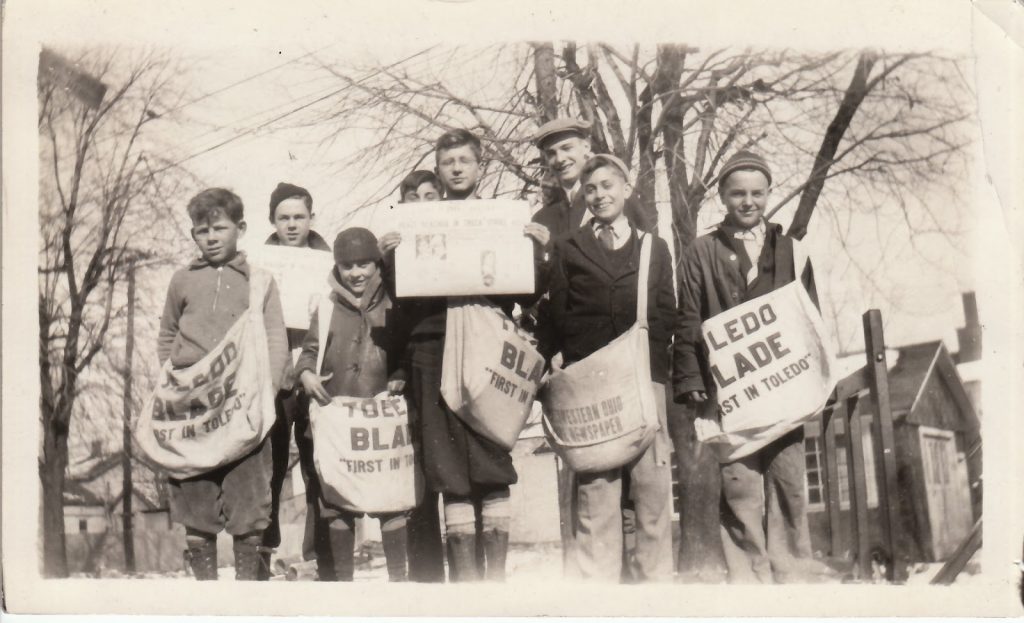 Des crieurs de journaux arborant fièrement leurs (maxi) tote-bags. Photo : Jim Linderman.